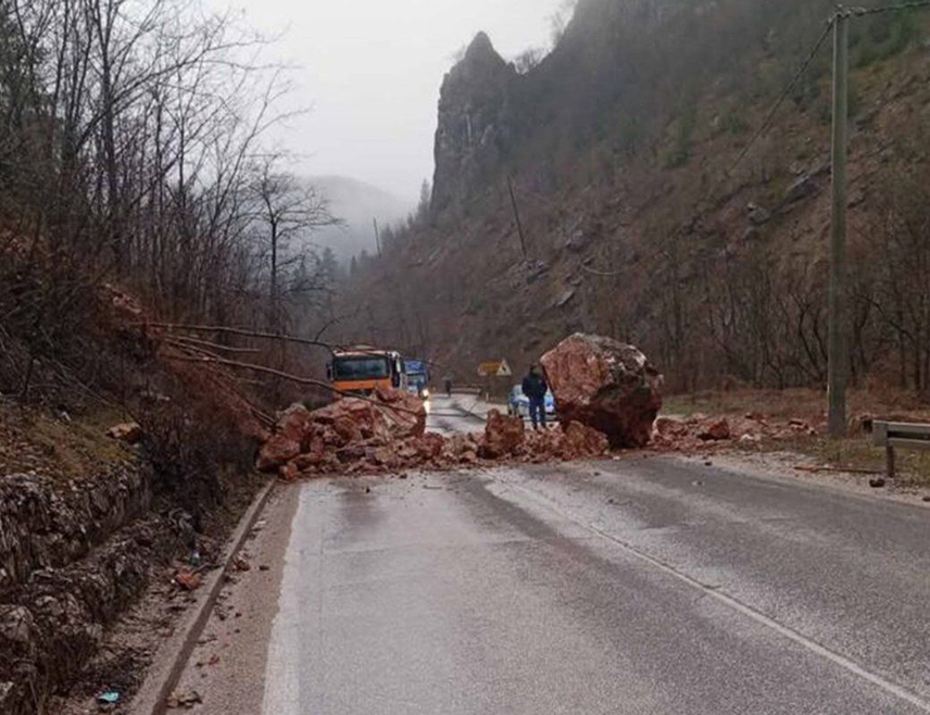 ЗАГРЕБ, 27. МАРТА /СРНА/ - Због великог одрона обустављен је саобраћај на државном путу  код Макарске.