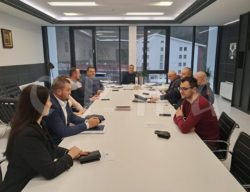 КОТОР ВАРОШ, 27. МАРТА /СРНА/ – Општински Штаб за ванредне ситуације у Котор Варошу у приправности је због најављених падавина и данас ће наставити са обиласком терена, санацијом гдје буде потребно, те чишћењем канала, пропуста и одвода.