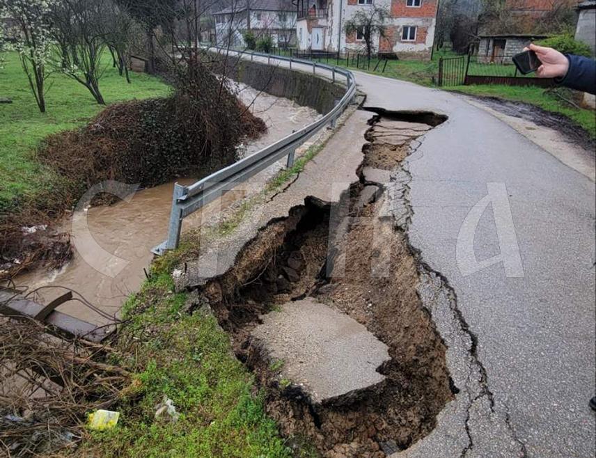 СРЕБРЕНИЦА, 27. МАРТА /СРНА/ - Јака киша која је падала на подручју Сребренице причинила је извјесну штету, али нема угрожених становника и не пријете поплаве, јер је прије неколико часова престала је да пада и водостаји ријека и потока су у опадању, рекао је Срни начелник општинског одјељења за друштвене дјелатности које обухвата и послове цивилне заштите Адем Мехмедовић.