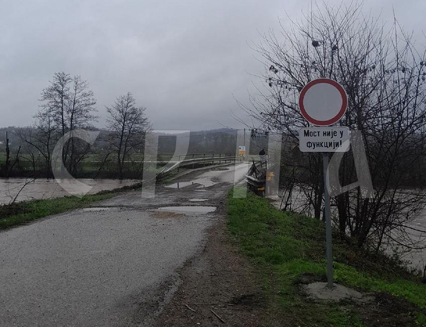 ПРЊАВОР, 27. МАРТА /СРНА/ - На локалном путу првог реда у насељу Мусе, између Прњавора и Станара, саобраћај је обустављен за сва возила јер је Укрина подлила обални стуб моста који спаја Штрпце и Брестово.