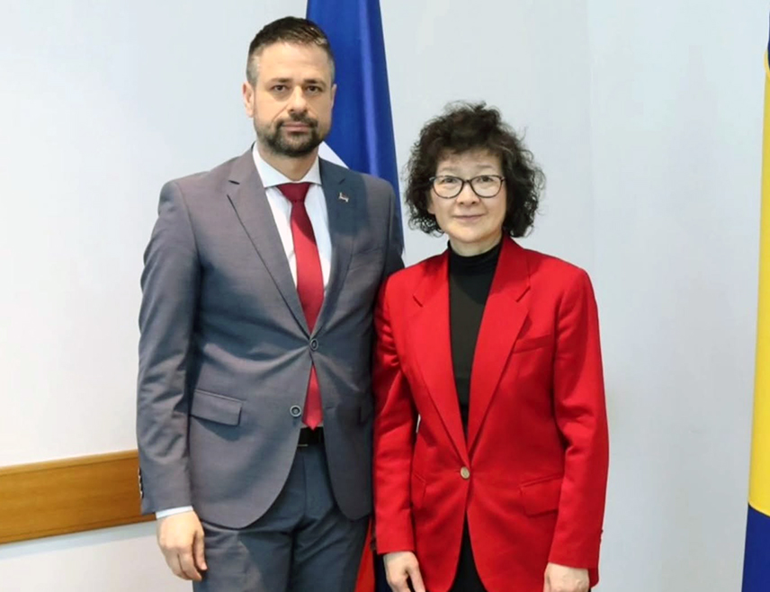 САРАЈЕВО, 27. МАРТА /СРНА/ - Министар финансија и трезора у Савјету министара Срђан Амиџић и регионални директор Свјетске банке за западни Балкан Сјаођинг Ју разговарали су о актуелним пројектима које Република Српска и Федерација БиХ планирају да реализују уз подршку Свјетске банке, као и о статусу пројеката који су од кључне важности за економски развој.