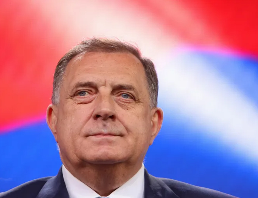 БАЊАЛУКА, 27. МАРТА /СРНА/ - Предсједник Републике Српске Милорад Додик поручио је вечерас да ће Српска из актуелне ситуације изаћи јача и да муслимани неће успјети да подреде Србе, као што су то чинили Хрватима.