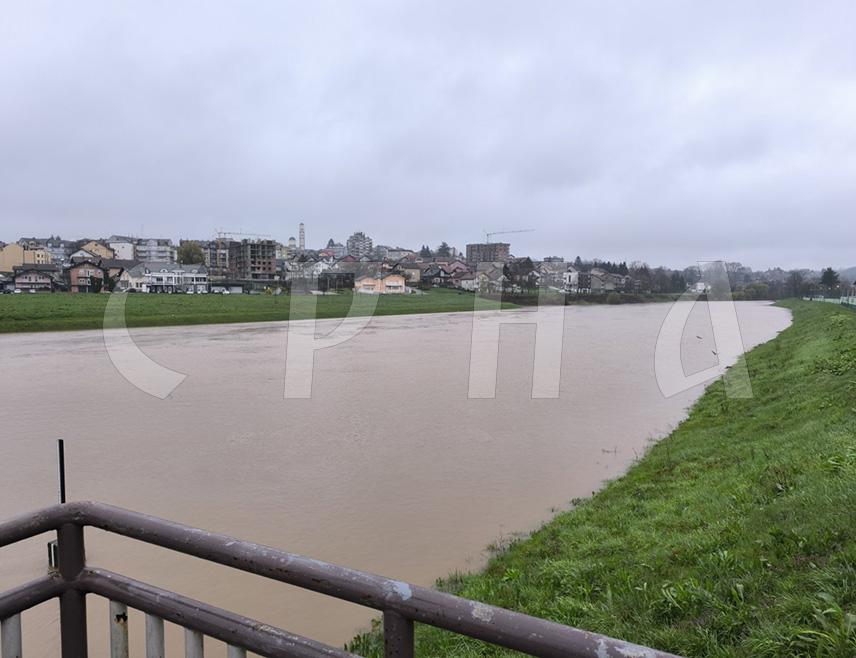 ДЕРВЕНТА, 28. МАРТА /СРНА/ - На подручју Дервенте је у свим школама обустављена настава због повећаног водостаја ријеке Укрине, саопштено је из Градске управе.