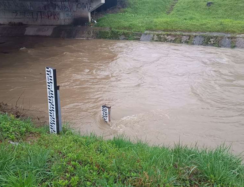 ДВОР, 28. МАРТА /СРНА/ - У Двору је проглашено стање приправности због пораста водостаја, а врхунац воденог таласа очекује се сутра ујутро, изјавио је Срни начелник општине Никола Арбутина.