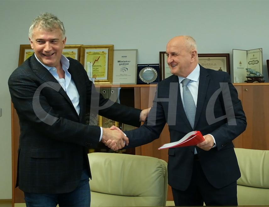 БАЊАЛУКА, 28. МАРТА /СРНА/ - Министар енергетике и рударства Републике Српске Петар Ђокић и директор фирме "КХ алтер енерџи" Љубиње Душко Оџаклић потписали су данас у Бањалуци уговор о додјели концесије за изградњу соларне електране "Баничићи" код Љубиња, а ова инвестиција процјењује се на 154,5 милиона КМ.