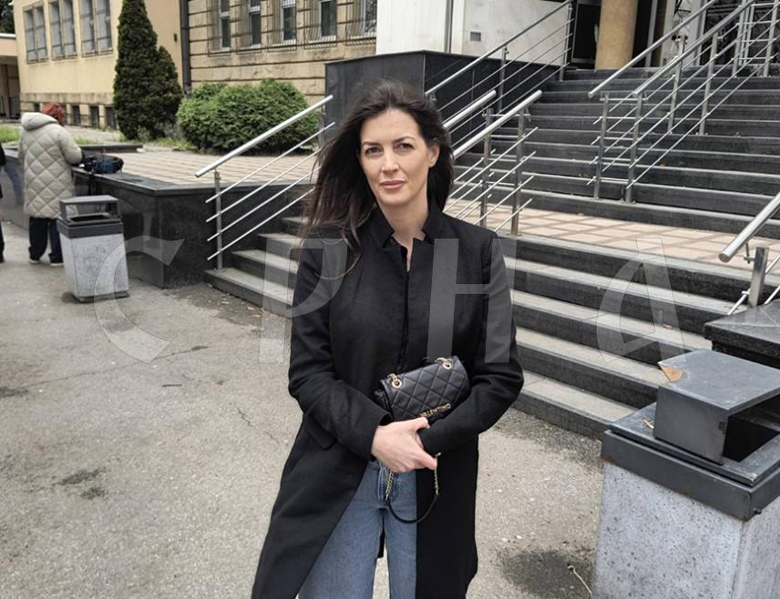 БЕОГРАД, 28. МАРТА /СРНА/ - Александра Стијеља, којој су у хрватском ракетирању избјегличке колоне на Петровачкој цести погинули отац и дјед, рекла је 
да искрено вјерује у правни процес који је за овај злочин почео пред судом у Београду и да се нада да ће одговарати сви који су одговорни за смрт толиког броја људи.