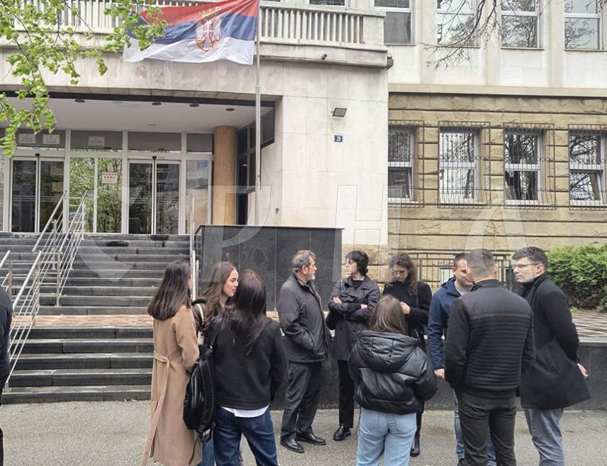 БЕОГРАД, 28. МАРТА /СРНА/ - Потресним свједочењем четворо преживјелих у нападу на Петровачкој цести, данас је у Специјалном суду за ратне злочине у Београду почело суђење четворици хрватских војних пилота, оптужених да су током акције "Олуја" ракетирањем из авиона убили десет цивила у избјегличкој колони.