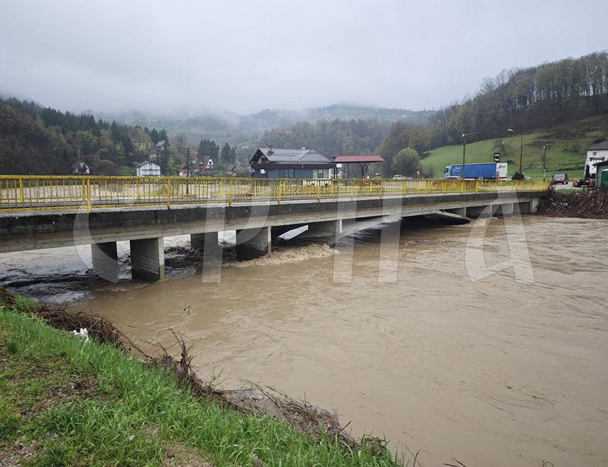 ЧЕЛИНАЦ, 28. МАРТА /СРНА/ - Због знатног повећања водостаја и најављених нових падавина у Челинцу је  проглашена ванредна ситуација, а претходно је обустављена настава у свим школама и рад у вртићима.