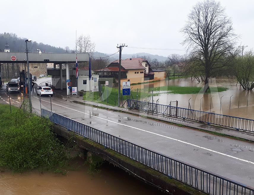 КОСTАЈНИЦА, 28. МАРTА /СРНА/ - У Костајници су у току припреме за изградњу зечијих насипа, пуне се вреће са пијеском и развозе у подручја подложна плављењу јер би ријека Уна вечерас могла достићи коту на којој се проглашава ванредна ситуација, рекао је Срни начелник општине Никола Јањетовић.