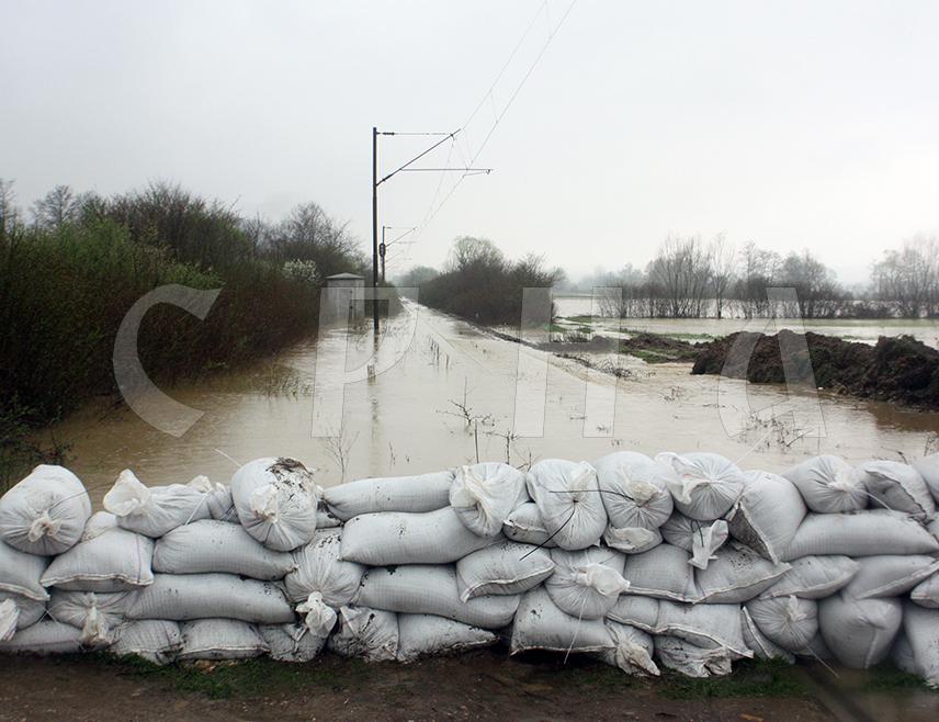 МОДРИЧА, 28. МАРТА /СРНА/ - Штаб за ванредне ситуације у Модричи прогласио ванредну ситуацију у избјегличком насељу Добор због раста нивоа ријеке Босне и појаве бујичних вода које пријете овом мјесту.
