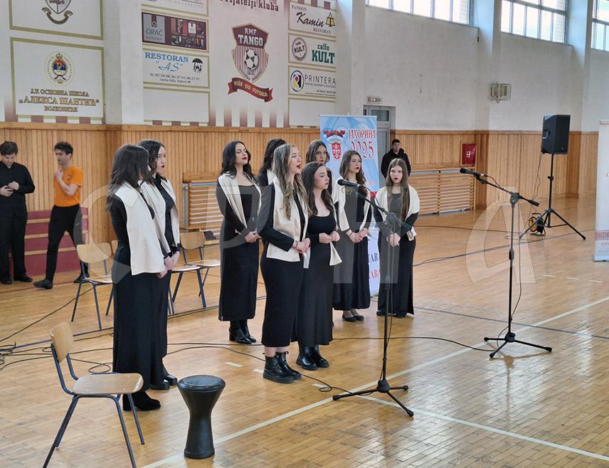 ИСТОЧНО САРАЈЕВО, 28. МАРТА /СРНА/ - Наступом културно-умјетничких друштава /КУД/ из Србије, Хрватске, Сјеверне Македоније и Републике Српске, вечерас су у мјесту Војковићи у Источној Илиџи званично отворени "Сусрети српских земаља", које организује Удружење за одбрану ћирилице "Добрица Ерић" из Београда.