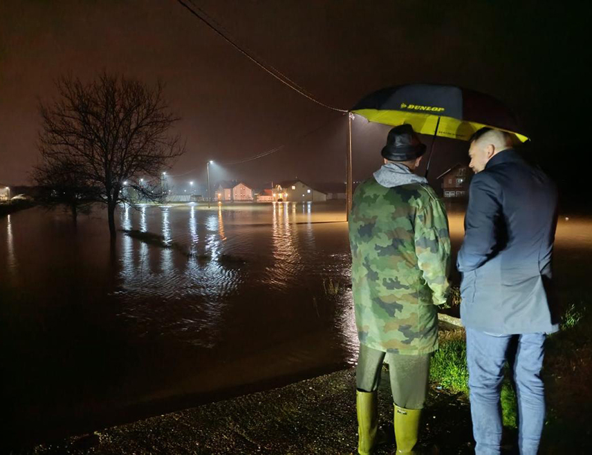БАЊАЛУКА, 28. МАРТА /СРНА/ - Градоначелник Лакташа Мирослав Бојић рекао је Срни да је водостај Врбаса на подручју те локалне заједнице на истом нивоу као пријеподне, али да је дошло до пада нивоа Врбање, па је Хидроелектрана "Бочац" почела са већим пуштањем воде.