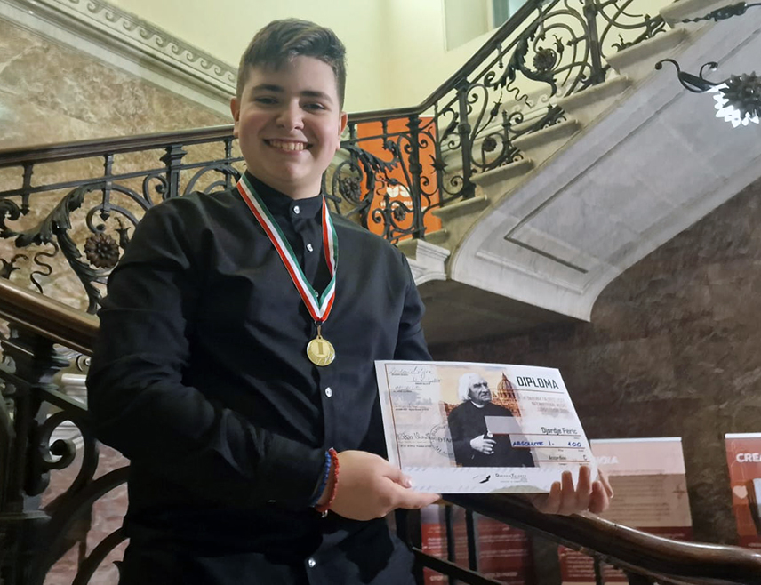 БИЈЕЉИНА, 28. МАРТА /СРНА/ - Млади виртуоз на хармоници из Бијељине Ђорђе Перић освојио је прво мјесто и златну медаљу са максималних 100 поена на престижном интернационалном такмичењу у Риму у конкуренцији такмичара из више од 20 земаља, саопштено је из бијељинске Музичке школе "Корнелије Станковић".