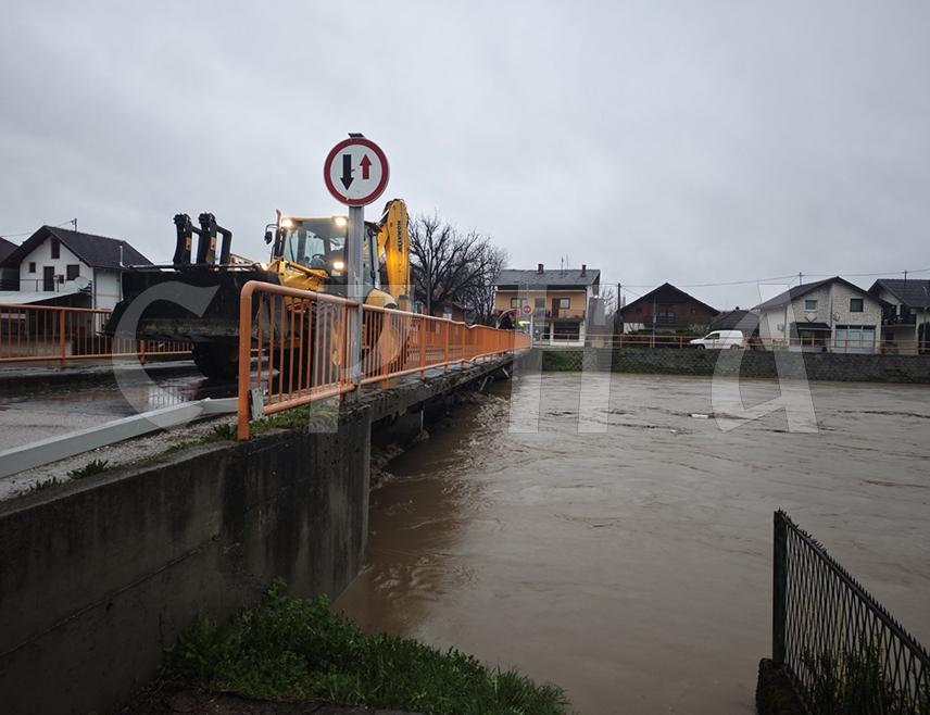БАЊАЛУКА, 28. МАРТА /СРНА/ - Директор Републичке управе цивилне заштите Борис Трнинић рекао је вечерас да су ријеке Врбас и Босна у опадању, да нема потребе за ширењем панике, али ни простора за опуштање.