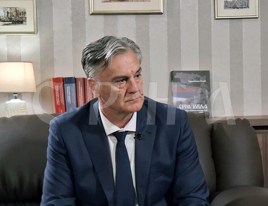 БАЊАЛУКА, 29. МАРТА /СРНА/ - Професор уставног права Синиша Каран изјавио је за Срну да је управо данас, на годишњицу одлуке крњег Уставног суда БиХ из 2019. године којом је одредба Закона о Дану Републике Српске проглашена неуставном, потребно подсјетити све актере у БиХ да је народна воља изражена на изборима искључиво једини и стварни суверен.