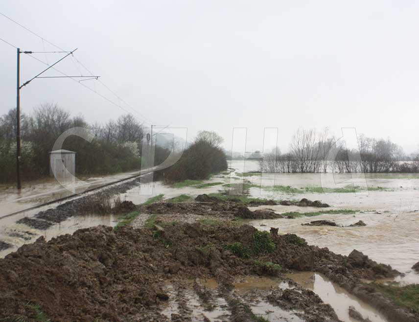 МОДРИЧА, 29. МАРТА СРНА - Водостај ријеке Босне је у паду и не пријети насељу Добор, у коме је јутрос уклоњен насип са пруге, којим је брањен улазак воде у ово избјегличко насеље на десној обали ријеке Босне, рекао је руководилац Службе Цивилне заштите у Модричи Милан Јевтић.