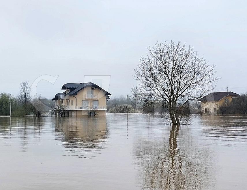БИЈЕЉИНА, 29. МАРТА /СРНА/ - На подручју Приједора, према посљедњим информацијама, заплављено је око 600 објеката, али нико није животно угрожен, изјавио је Срни вршилац дужности директора Републичке управе цивилне заштите Борис Трнинић.