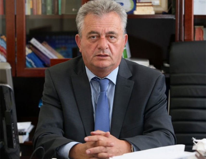 БАЊАЛУКА, 29. МАРТА /СРНА/ - Предсједник Радне групе за израду новог устава Републике Српске Витомир Поповић очекује да се у јавну расправу о Нацрту устава укључи шира друштвена заједница која ће дати одређене приједлоге, а који ће даље бити прослијеђени Одбору Народне скупштине Српске за уставна питања који ће утврдити коначну верзију овог акта.