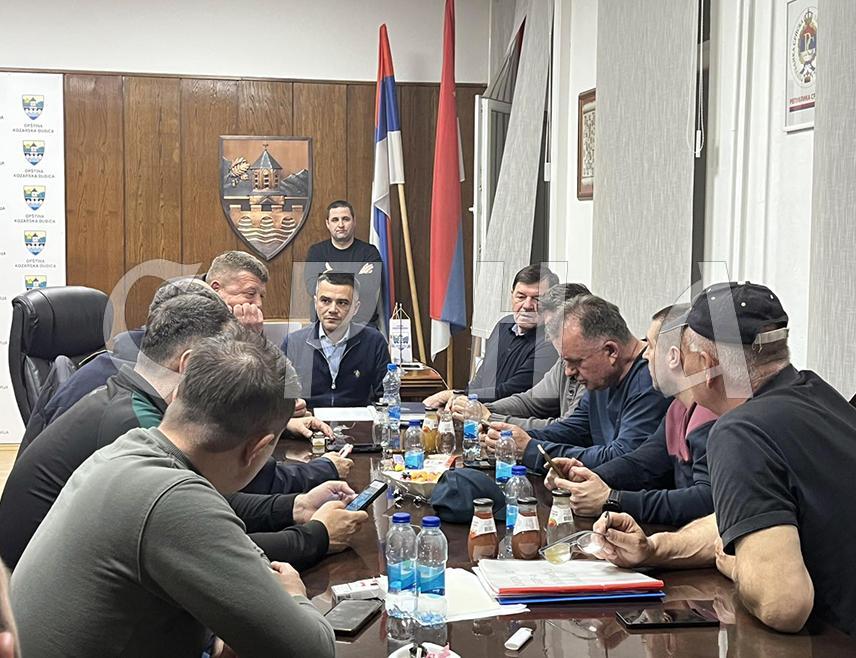 КОЗАРСКА ДУБИЦА, 29. МАРТА /СРНА/ - Водостај Уне током дана у Козарској Дубици континуирано је растао, тако да је упркос интервентним мјерама којим су додатно ојачани водозаштитни објекти и насипи у градском и сеоском подручју, потребан опрез и праћење ситуације на терену, констатовао је вечерас општински Штаб за ванредне ситуације.