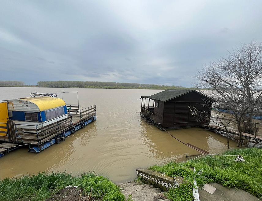БЕОГРАД, 29. МАРТА /СРНА/ - На Сави код Шапца проглашена је ванредна одбрана од поплава, а водостај и даље расте два центиметра сваког сата.