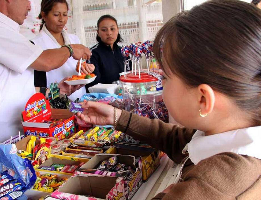 МЕКСИКО СИТИ, 29. МАРТА /СРНА/ - Мексико је забранио да се у оквиру програма који спонзорише Влада у школама широм земље служи нездрава храна, саопштили су званичници.