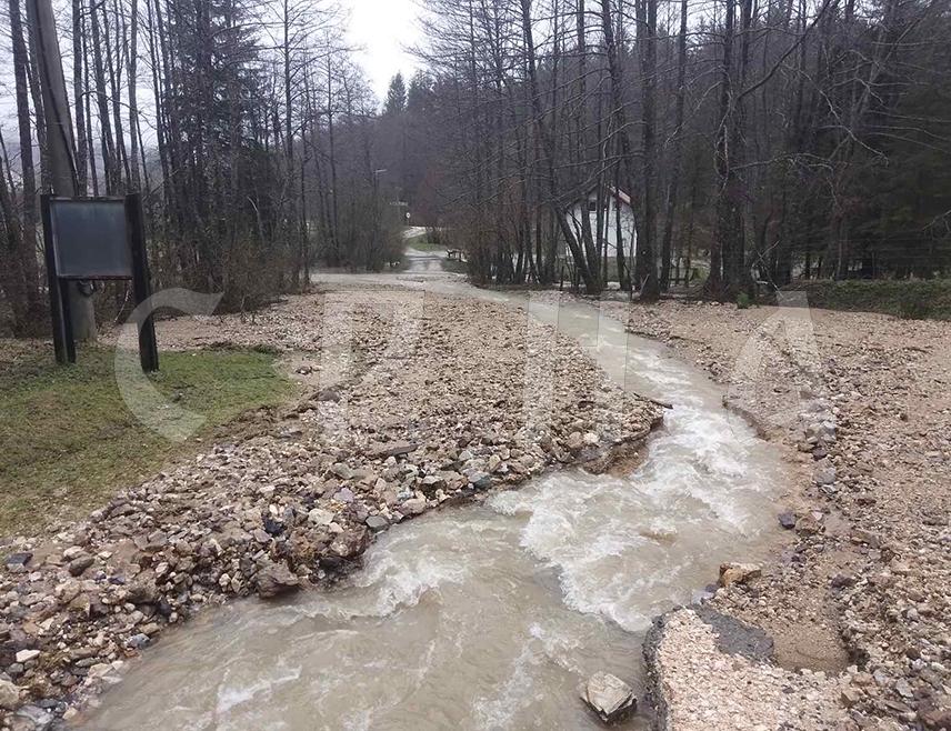 МРКОЊИЋ ГРАД, 29. МАРТА /СРНА/ - Поток Зеленковац и бујичне воде однијеле су дио приступног пута Еколошко-туристичком центру "Зеленковац" код Мркоњић Града у дужини од 400 метара, тако да је приступ овом мјесту онемогућен, рекао је Срни оснивач центра Борислав Јанковић.