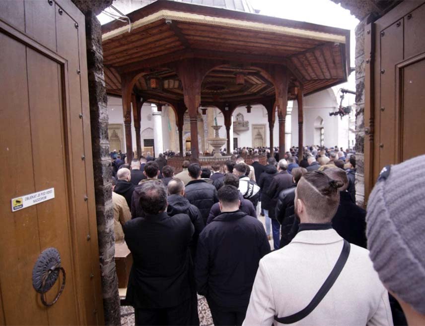 САРАЈЕВО, 30. МАРТА /СРНА/ - Муслимани у БиХ и широм свијета прославиће данас први дан Рамазанског бајрама, једног од два највећа муслиманска празника који долази након једномјесечног рамазанског поста.