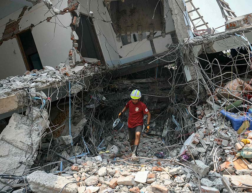 БАНГКОК, 30. МАРТА /СРНА-Ројтерс/ - Сусједи Мјанмара послали су ратне бродове и авионе натоварене материјалима за помоћ, те спасилачко особље, након што је велики земљотрес разрушио већи дио ове сиромашне земље југоисточне Азије.