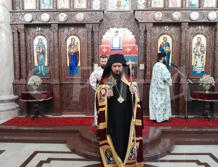МРКОЊИЋ ГРАД, 30. МАРТА /СРНА/- Његово преосвештенство епископ бихаћко-петровачки и рмањски Сергије служио је данас у Храму Светог Саве у Мркоњић Граду Свету архијерејску литургију у четврту недјељу великог и Часног поста, за који је истакао да је пријеко потребан јер је одрицање од свега што прља душу.