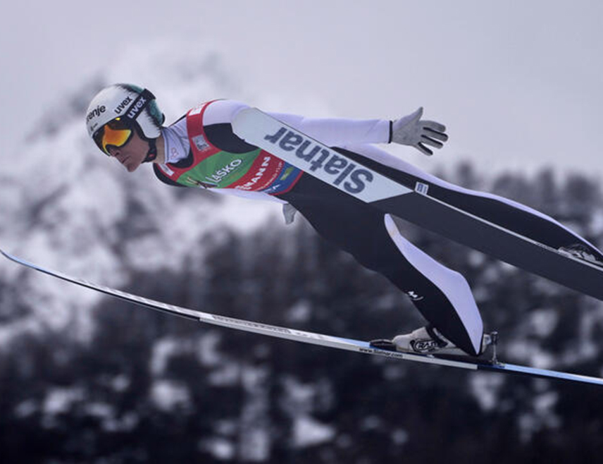 ПЛАНИЦА, 30. МАРТА /СРНА/ - Словеначки скијашки-скакач Домен Превц прелетио је 254,5 метара на Планици и оборио свјетски рекорд, који је држао Штефан Крафт са једним метром мање.