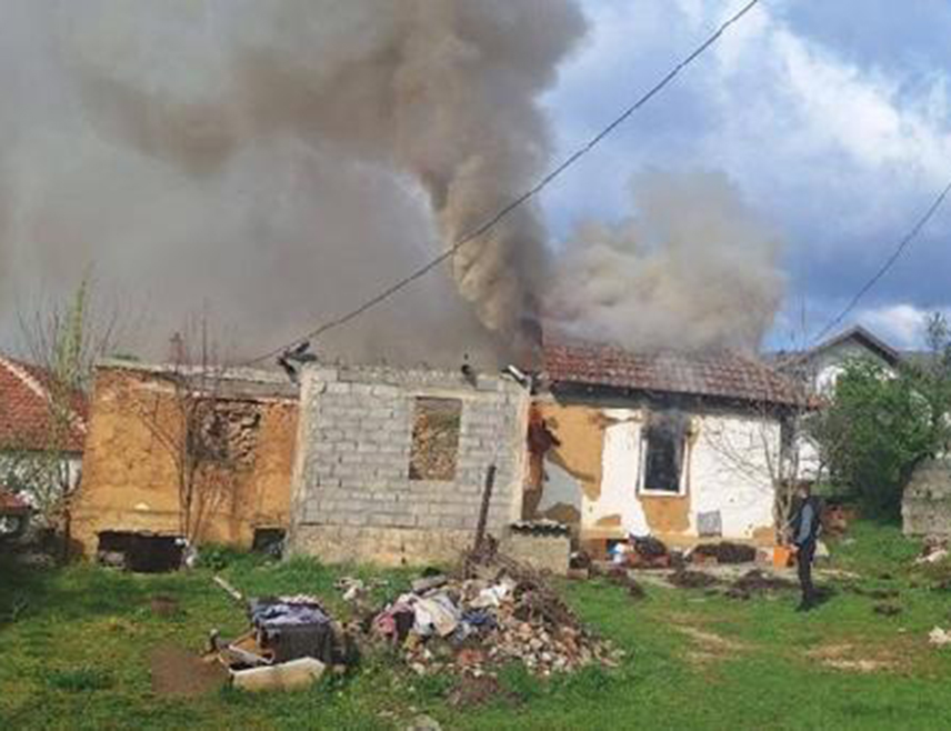 БЕОГРАД, 30. МАРТА /СРНА/ - Старица Живана Павловић погинула је у пожару у својој кући у Великој Хочи код Ораховца, саопштила је полиција.