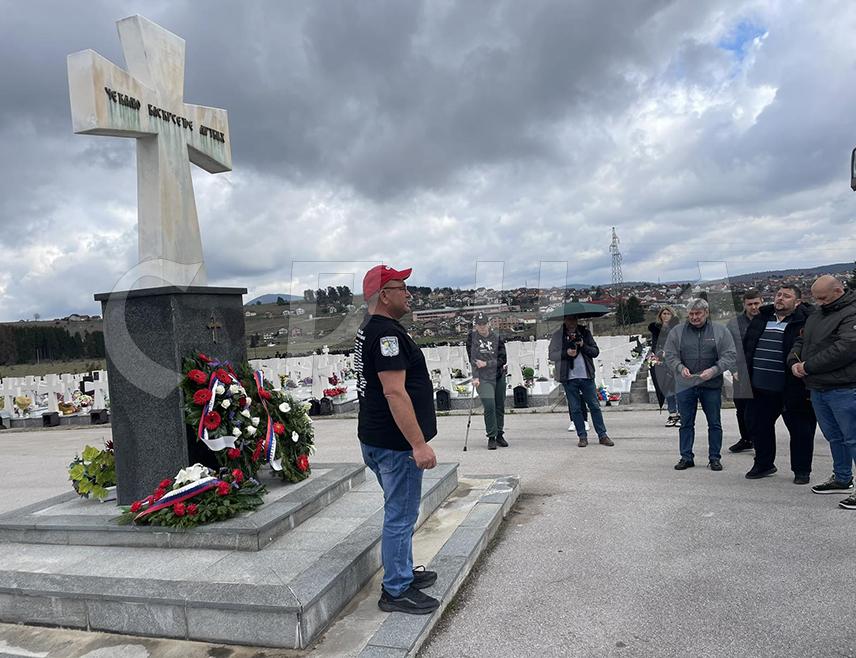 СОКОЛАЦ, 30. МАРТА /СРНА/ - Учесници манифестације "Сусрети српских земаља" данас су заједно са представницима Борачке организације Пале посјетили гробље Нови Зејтинлик на Сокоцу, положили вијенце и одали пошту погинулим борцима Одбрамбено-отаџбинског рата.