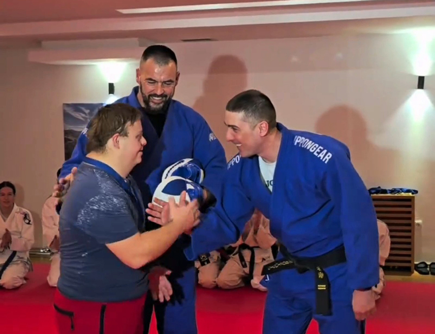 БАЊАЛУКА, 30. МАРТА /СРНА/ - Први џију-џицу клуб за особе са Дауновим синдромом формиран је под покровитељством министра спољне трговине и економских односа у Савјету министара Сташе Кошарца, који је једногласно изабран за предсједника клуба, изјавио је Срни директор Даун синдром центра Бањалука Зоран Јелић.