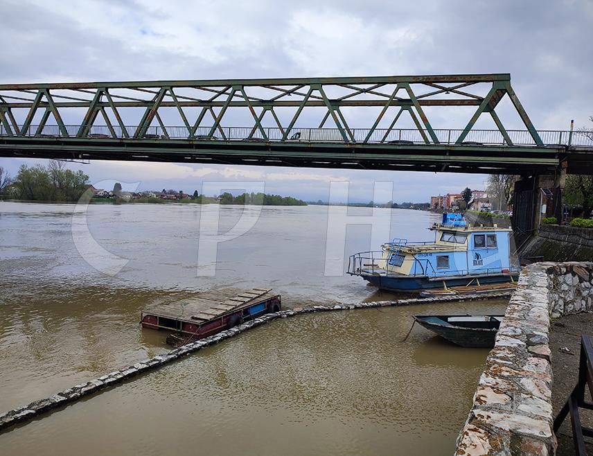 ГРАДИШКА, 30. МАРТА /СРНА/ - Водостај ријеке Саве у Градишци и даље је у благом порасту и износи 722 центиметра, што је и даље на нивоу првог степена редовне одбране од поплава, али се узводно примјећује тренд благе стагнације, изјавио је новинарима шеф Одсјека цивилне заштите града Градишка Слободан Кнежевић.