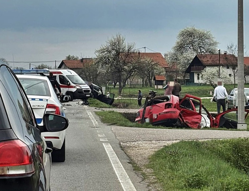 БИЈЕЉИНА, 30. МАРТА /СРНА/ - Два лица повријеђена су у судару два аутомобила на магистралном путу Угљевик-Бијељина у угљевичком мјесту Равно Поље, речено је Срни у Полицијској управи Бијељина.