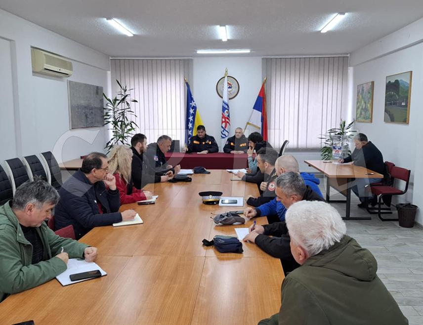 НОВИ ГРАД, 30. МАРTА /СРНА/ - У Новом Граду водостаји ријека Уне и Сане су у опадању и на снази су редовне мјере одбране од поплава.