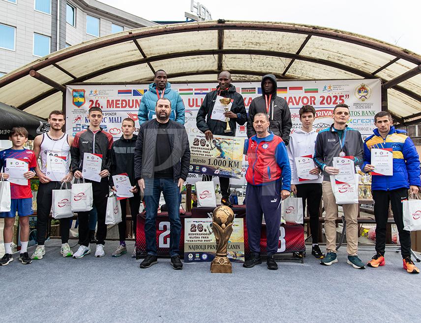 ПРЊАВОР, 30. МАРТА /СРНА/ - Атлетичари из Кеније Хилари Киптум Мајо Кимајо и Џасинда Кавинду Паул побједници су 26. Међународне уличне трке у Прњавору у организацији Атлетског клуба /АК/ "Прњавор" која је и ове године имала хуманитарни карактер.