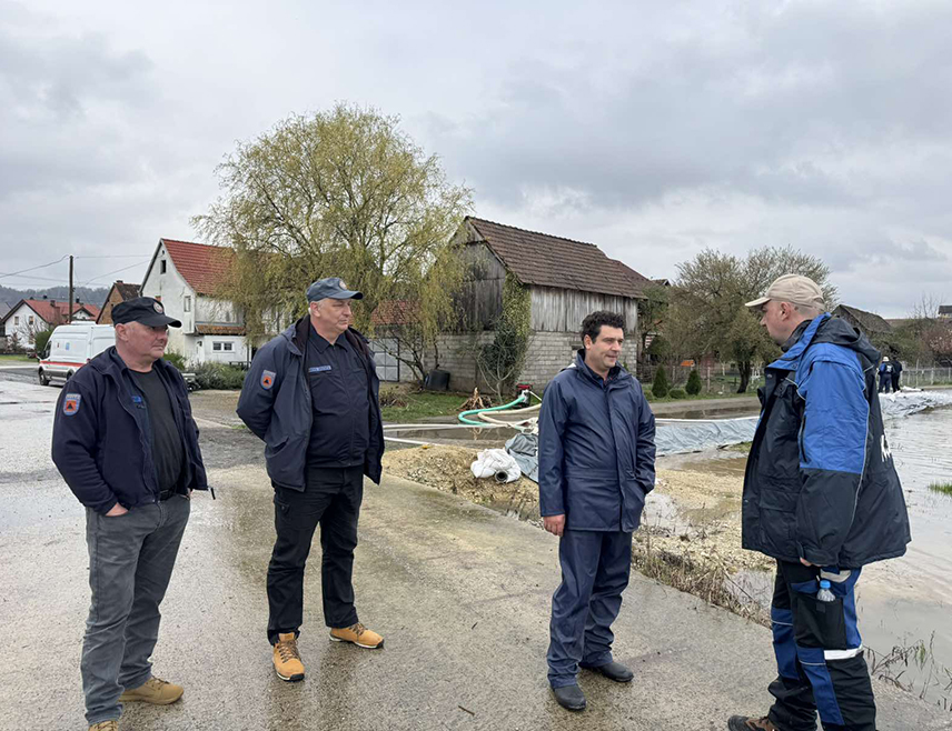 КОСTАЈНИЦА, 30. МАРTА /СРНА/ - У Костајници ће вечерас бити укинута ванредна ситуација, будући да се стање на терену стабилизује и водостај ријеке Уне опада.