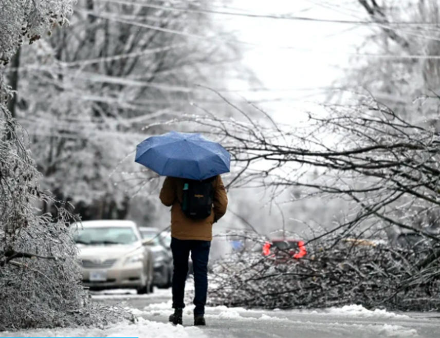 ТОРОНТО, 30. МАРТА /СРНА-Ројтерс/ - Више од 300.000 Канађана у дијеловима Онтарија остало је без струје пошто је ледена олуја погодила регију током викенда, саопштила је локална електродистрибуција.