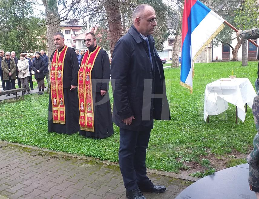 МИЛИЋИ, 31. МАРТА /СРНА/ - Код Спомен-обиљежја погинулим борцима Војске Републике Српске у Милићима положено је цвијеће, чиме је почело обиљежавање Дана општине.