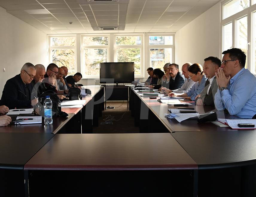 ДОБОЈ, 31. МАРТА /СРНА/ - Управа "Жељезница Републике Српске" и штрајкачки одбор синдикалних организација потписали су данас споразум о томе да се плате радницима исплаћују до 15. у мјесецу, те да се одлука о штрајку одгађа на 30 дана како би у међувремену од Владе Српске добили гаранције да се приступи потписивању колективног уговора кроз који ће бити дефинисано повећање плата радницима.