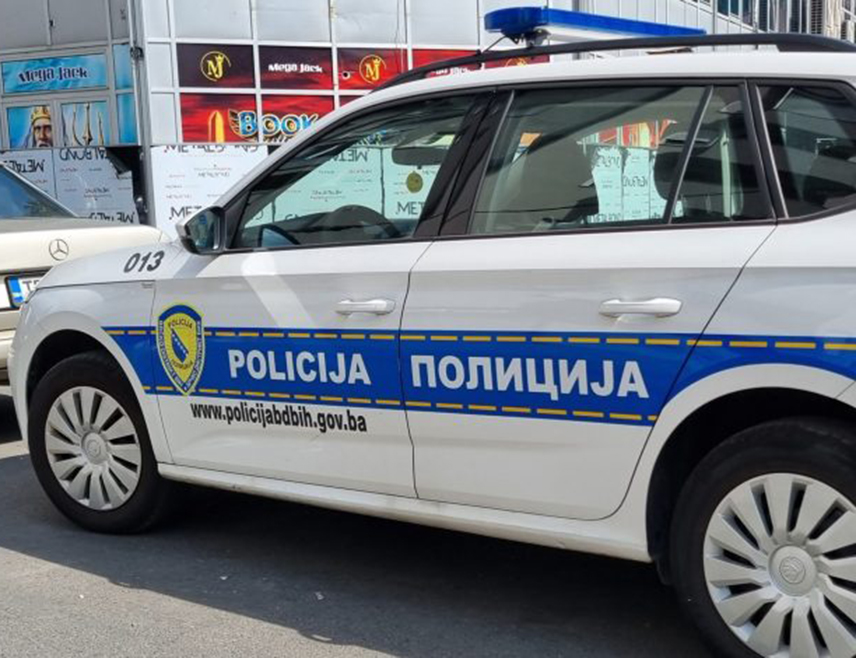 БРЧКО, 31. МАРТА /СРНА/ - Полиција Брчко дистрикта саопштила је да је идентификовала два малољетна лица осумњичена да су оштетила 14 надгробних споменика на муслиманском гробљу у мјесту Горњи Рахић, као и да мотив није био изазивање националне или вјерске мржње.