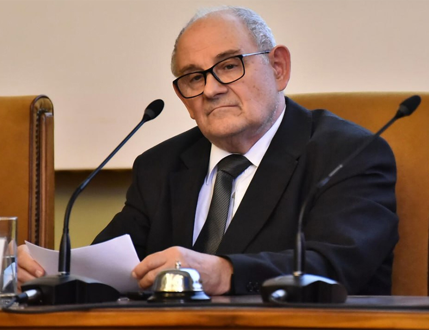 БАЊАЛУАК, 31. МАРTА /СРНА/ - Члан Српске академије наука и уметности /САНУ/ Коста Чавошки сматра да је у тренутним геополитичким околностима право вријеме да Република Српска крене са усвајањем новог устава и на том плану тежи својим изворним надлежностима, попут војске и контроле границе.