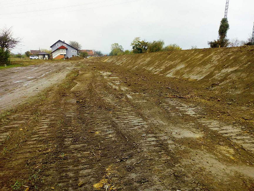 ПРИЈЕДОР, 31. МАРТА /СРНА/ - Сва расположива механизација у Приједору била је на терену у пуном капацитету и од петка, 28. марта, радила је на изградњи насипа, изјавио је вршилац дужности начелника градског Одјељења за саобраћај, комуналне послове и заштиту животне средине и имовинско-стамбене послове Александар Шобот.