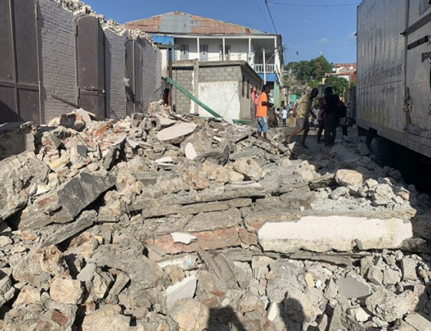 НЕЈПЈИДО, 31. МАРТА /СРНА - РИА Новости/ - Број погинулих у земљотресу у Мјанмару премашио је 2.000, јавила је новинска агенција Синхуа, позивајући се на извјештаје локалних власти.