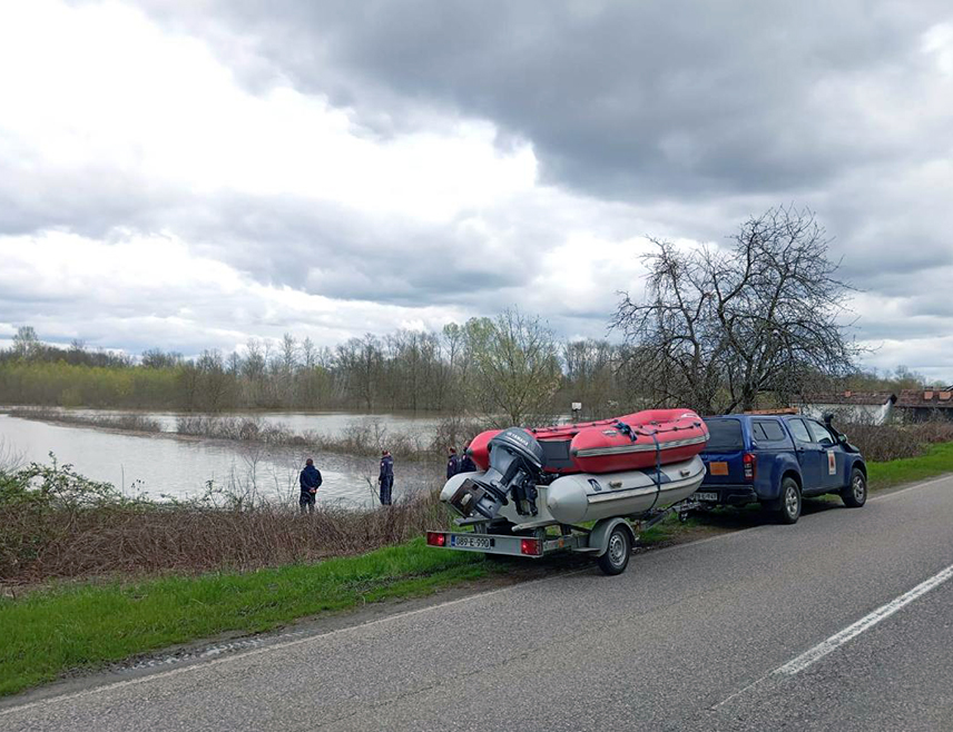 ИСТОЧНО САРАЈЕВО, 31. МАРТА /СРНА/ - Јединице за спасавање на води и под водом Републичке управе цивилне заштите и даље су у приправности, а након успјешне реализације задатака у Приједору и Козарској Дубици настављају да врше контролу и осматрање дуж тока ријеке Саве.