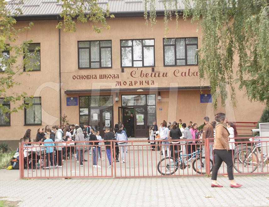 БАЊАЛУКА, 31. МАРТА /СРНА/ - Настава се данас одвија редовно у скоро свим основним и средњим школама у Републици Српској, а изузетак су установе у  Козарској Дубици, као и поједине на територији Приједора и Новог Града, речено је Срни у Министарству просвјете и културе Српске.