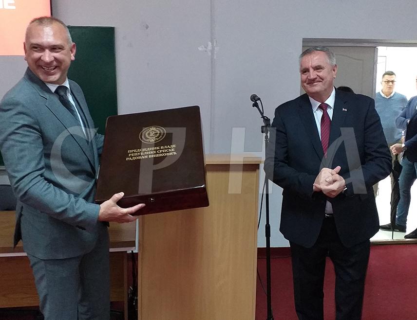 МИЛИЋИ, 31. МАРТА /СРНА/ - Предсједник Владе Републике Српске Радован Вишковић честитао је становницима Милића Дан општине и пожелио да ова локална заједница иде путем развоја и просперитета.