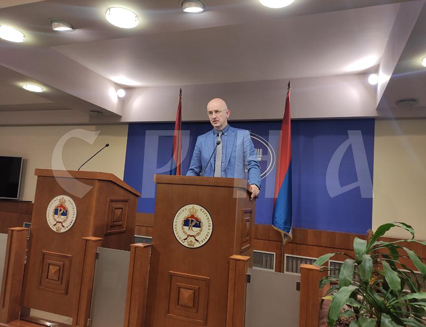 БАЊАЛУКА, 31. МАРТА /СРНА/ - Шеф Клуба посланика СНСД-а у Народној скупштини Републике Српске Срђан Мазалица изјавио је да се Игору Црнатку привиђа деструктиван СНСД који одлази, и једино тачно у његовој изјави је потписивање споразума први радни дан након Бајрама.