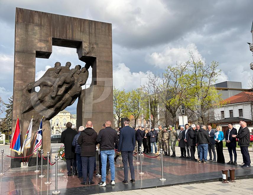 БИЈЕЉИНА, 31. МАРТА /СРНА/ - Дан одбране Бијељине у Одбрамбено-отаџбинском рату обиљежен је данас, а тим поводом је одата почаст за хиљаду погинулих српских војника из овога краја који су животе уткали у слободну Републику Српску.